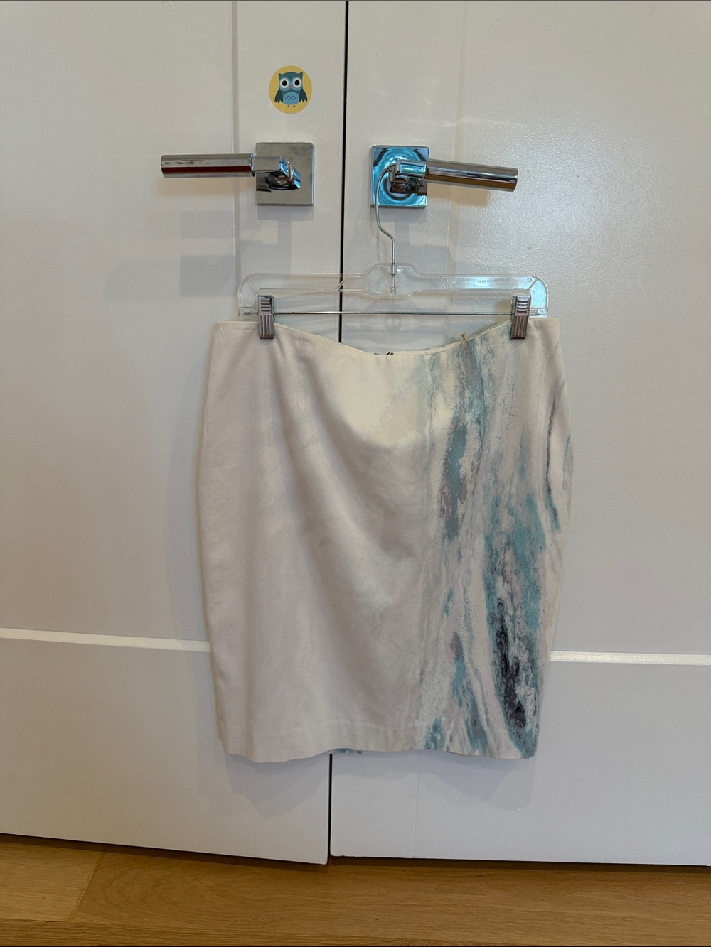 Tahari White Pencil Skirt with Blue Marble Accent